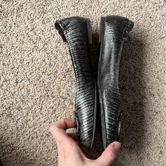 Tory Burch Reva Metal Logo Metallic Lizard flats in Pewter size 9 - Picture 3 of 12